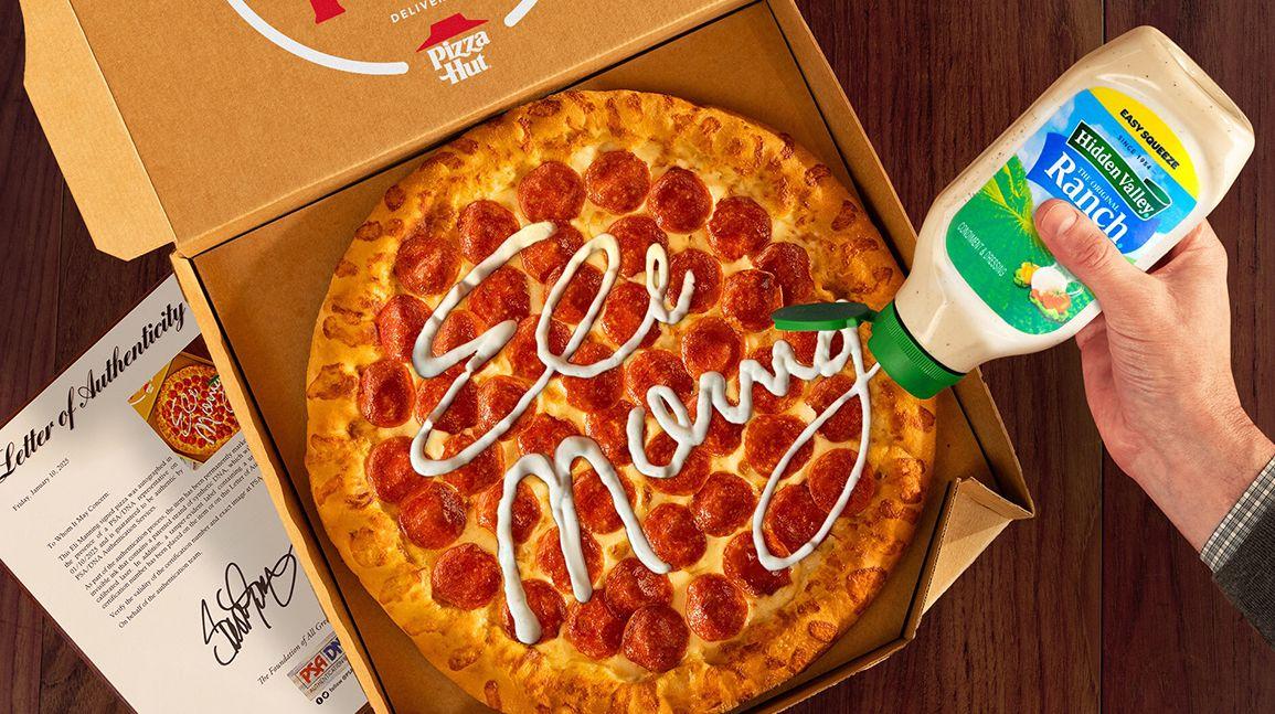 Cover Image for Eli Manning-signed pizza offered as contest prize