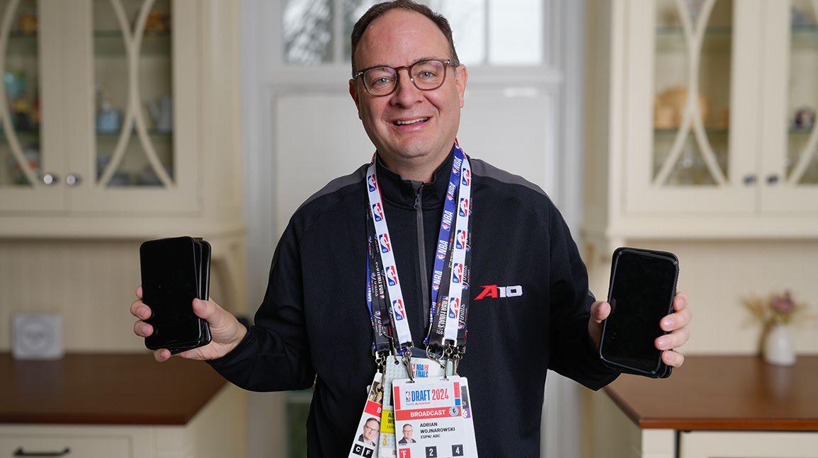 Cover Image for Longtime NBA reporter Adrian Wojnarowski to auction off his iPhones