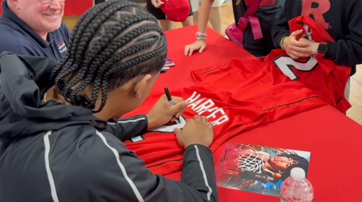 Cover Image for Autograph signing for top hoops recruits draws big crowd in New Jersey