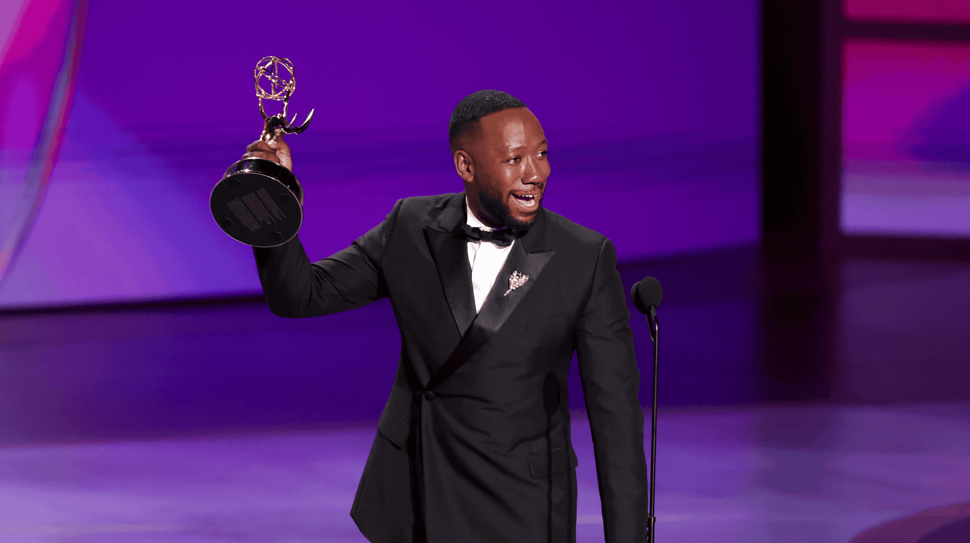 Lamorne Morris asks for Robert Downey Jr.'s autograph during Emmy speech