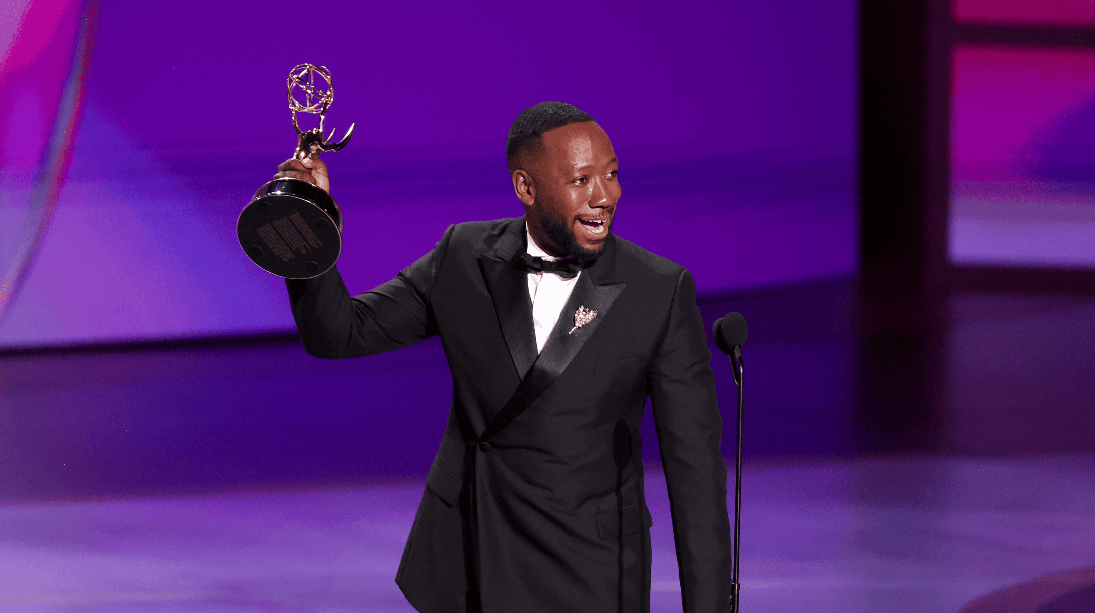 Cover Image for Lamorne Morris asks for Robert Downey Jr.'s autograph during Emmy speech