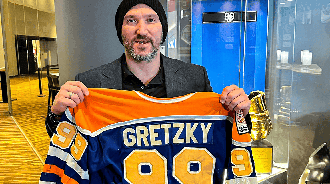 Cover Image for Alexander Ovechkin seeks game-used Gretzky gear as he nears goals record