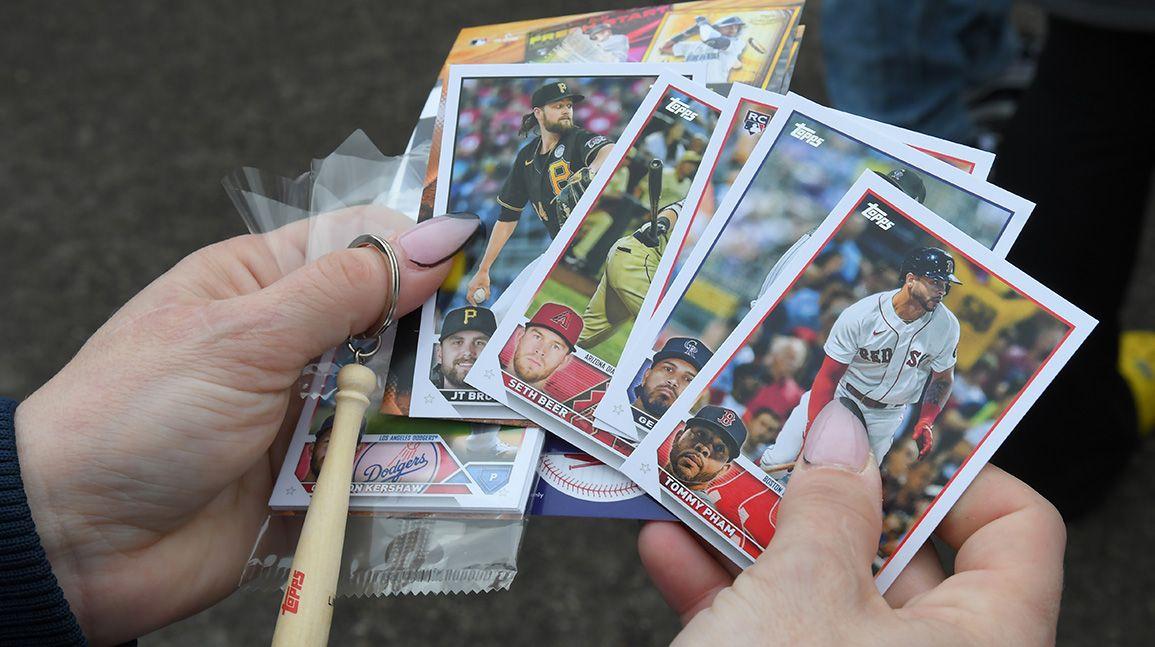 Cover Image for Card shops to face suspensions for violating Topps release dates