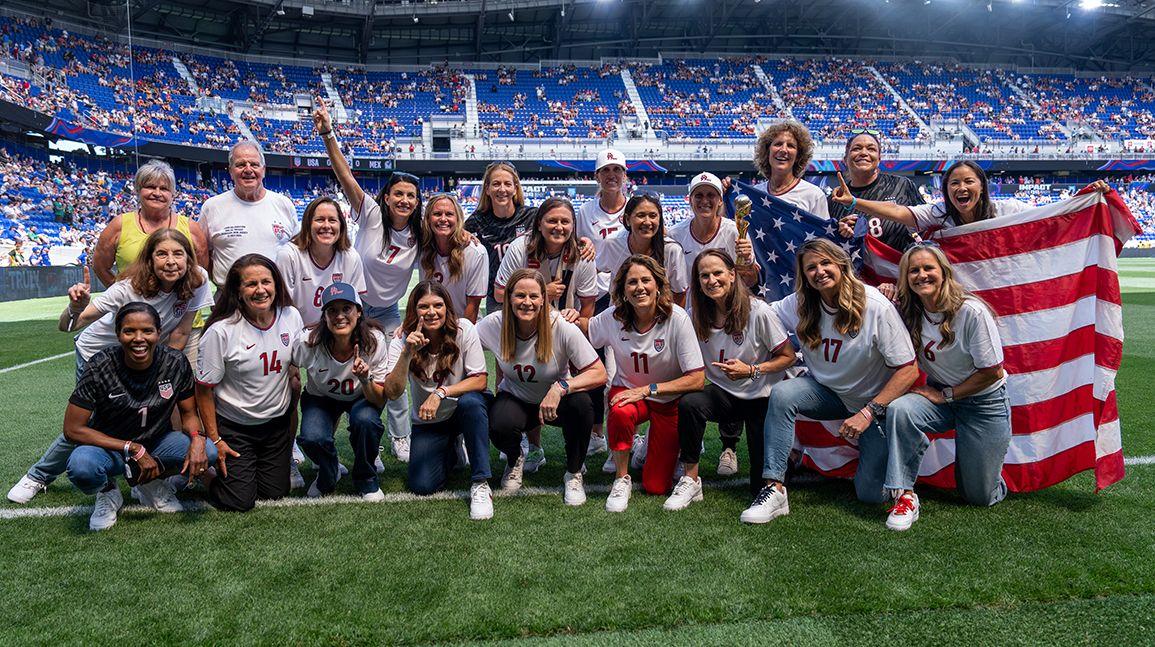 Cover Image for Eight members of 1999 U.S. women's soccer champs to sign autographs at National