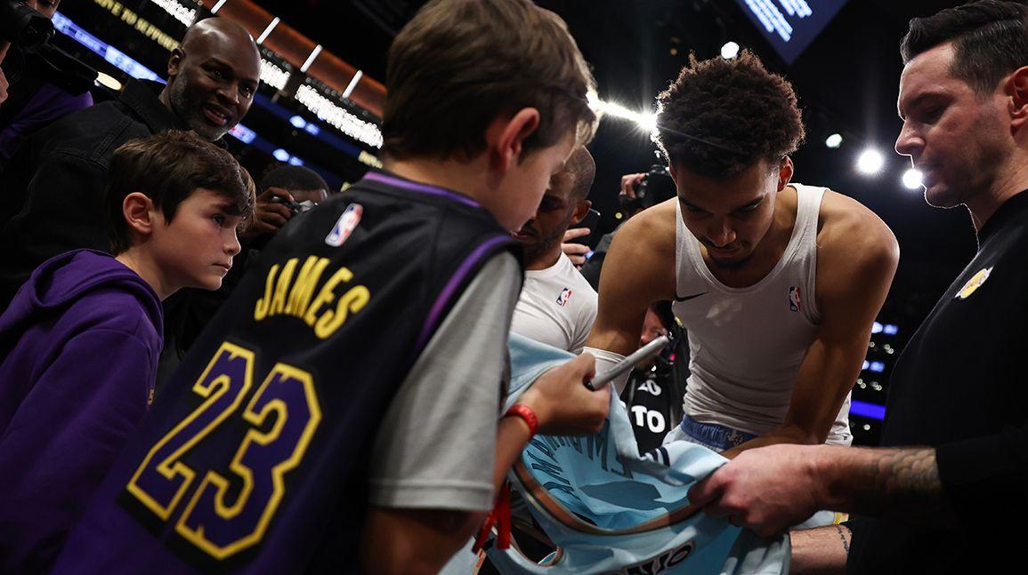 Cover Image for Spurs stars Chris Paul, Victor Wembanyama gift jerseys to JJ Redick's sons