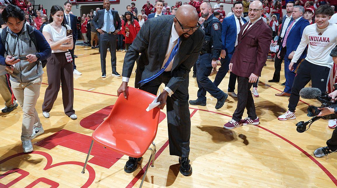 Cover Image for Mystery of Bob Knight's infamous chair takes another wild turn