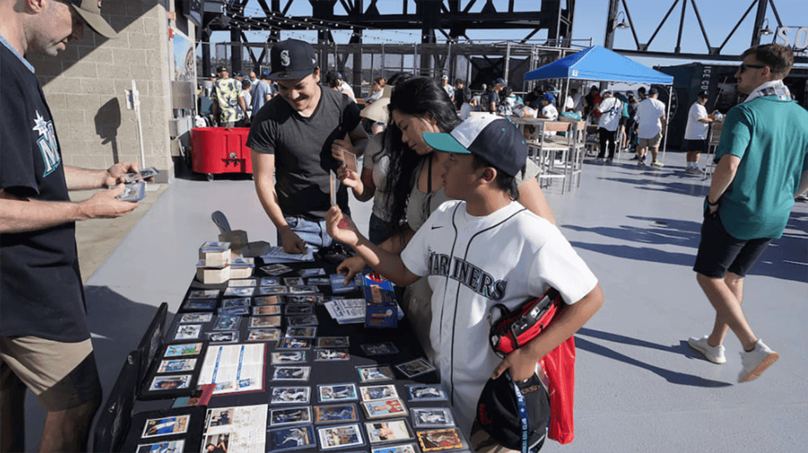 Mariners to host card show before Tuesday's game against Padres